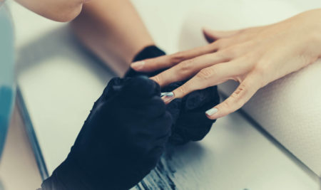 Przedłużanie paznokci lakierem hybrydowym